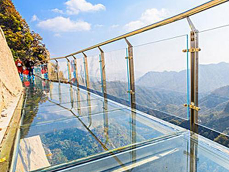 玻璃吊橋受到外國人質(zhì)疑，不遠萬里來砸橋，結(jié)局讓人很無奈